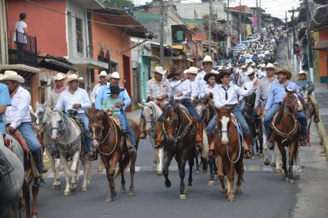En representación del Gobernador del Estado de Veracruz, Cuitláhuac García Jiménez,estuvo el Director de Asuntos Religiosos, Ulises Montes; y la Directora del DIF Estatal, Verónica Aguilera Tapia.Además participaron también funcionarios representantes de varios municipios. 