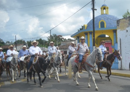 representación del Gobernador del Estado de Veracruz Cuitláhuac García Jiménez el Director de Asuntos Religiosos, Ulises Montes; la Directora del DIF Estatal, Verónica Aguilera Tapia; 