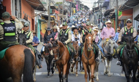 representación del Gobernador del Estado de Veracruz Cuitláhuac García Jiménez el Director de Asuntos Religiosos, Ulises Montes; la Directora del DIF Estatal, Verónica Aguilera Tapia; 