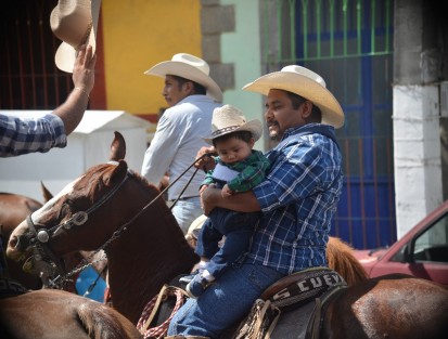 representación del Gobernador del Estado de Veracruz Cuitláhuac García Jiménez el Director de Asuntos Religiosos, Ulises Montes; la Directora del DIF Estatal, Verónica Aguilera Tapia; 