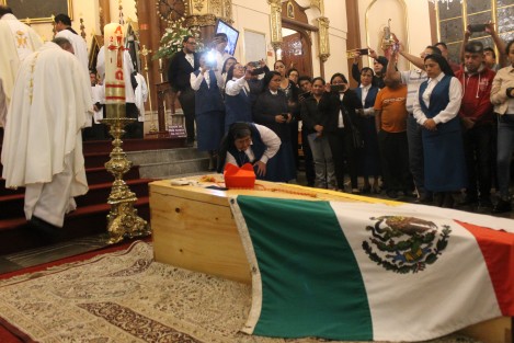 Los restos mortales del Cardenal y Obispo emérito de la Arquidiócesis de Xalapa, Don Sergio Obeso Rivera, son velados en la Catedral Metropolitana de Xalapa, en donde permanecerán hasta el martes 13 a las 12:00 horas. 