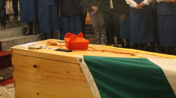 Sobre el atúd de Don Sergio Obeso, el cual reposa en el piso a solicitud del finado, fueron colocados su palio arzobispal, su bonete y pectoral cardinalicio y su crucifijo, así como las banderas de México y el Vaticano.
