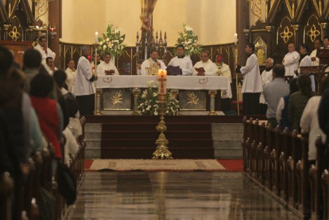 Previo a la llegada del féretro del Cardenal Sergio Obeso, a la Catedral, el Arzobispo de Xalapa, Hipólito Reyes Larios, acompañado de varios sacerdotes, celebró una misa para pedir por su eterno descanso. 
