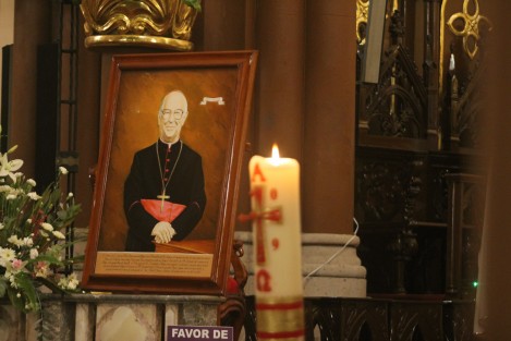 Previo a la llegada del féretro del Cardenal Sergio Obeso, a la Catedral, el Arzobispo de Xalapa, Hipólito Reyes Larios, acompañado de varios sacerdotes, celebró una misa para pedir por su eterno descanso. 