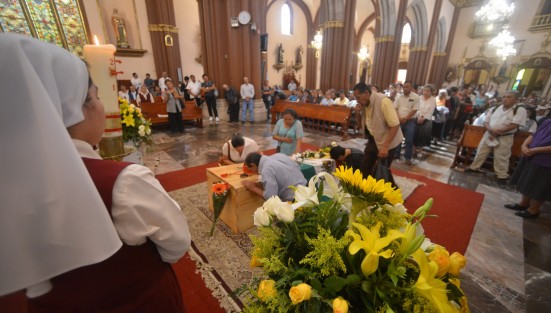 Durante todo el día se espera la llegada de feligreses a la catedral de la ciudad de Xalapa.  