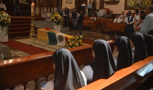 Durante todo el día se espera la llegada de ferigreses a la cátedral de la ciudad de Xalapa.