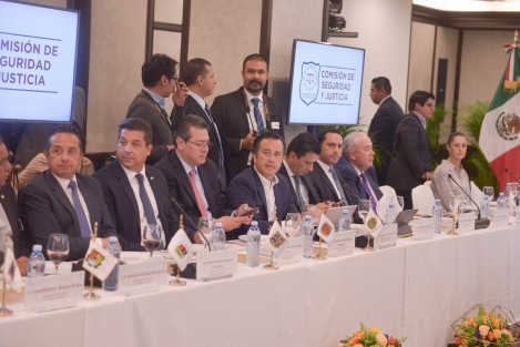 Este lunes, el gobernador Cuitláhuac García Jiménez participó en la reunión de la Comisión Ejecutiva de Seguridad y Justicia de la  CONAGO para coordinar las facultades de investigación entre la FGR y las entidades federativas, donde se evaluó principalmente el tema de homicidios dolosos.