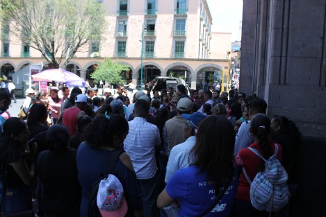 Integrantes de la asociación Progresa Veracruz se manifestaron este martes en Palacio de Gobierno en demanda de que las autoridades liquiden predios en la colonia Las Maravillas que son presuntamente para la construcción de escuelas.
