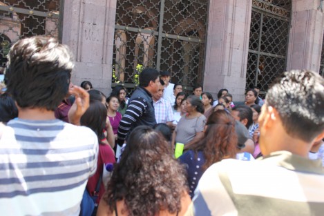 Integrantes de la asociación Progresa Veracruz se manifestaron este martes en Palacio de Gobierno en demanda de que las autoridades liquiden predios en la colonia Las Maravillas que son presuntamente para la construcción de escuelas. Luego de una reunión, su líder, Orfilio García, les informó que las autoridades estatales les darán respuesta en 15 días más.  