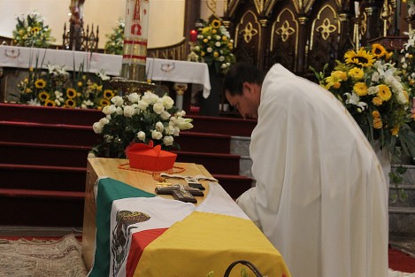 Previo a la misa exequial del Cardenal Sergio Obeso Rivera, todavía algunos fieles acudieron  a despedirse ante su féretro.  Lo mismo hicieron algunos sacerdotes. 