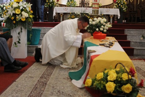 Previo a la misa exequial del Cardenal Sergio Obeso Rivera, todavía algunos fieles acudieron  a despedirse ante su féretro.  Lo mismo hicieron algunos sacerdotes.  