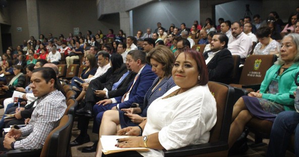 Con el objeto de consolidar propuestas, emanadas del sector magisterial del Estado, que sirvan para enriquecer la legislación de la reforma educativa, impulsada por el nuevo Gobierno de la República, se llevó a cabo el segundo foro denominado Retos y Prospectivas de la Política Educativa en Veracruz, hacia la definición de las leyes secundarias, con la participación de la Comisión de Educación y Cultura del Congreso del Estado. 