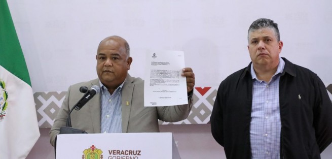 El secretario de Gobierno (SEGOB), Eric Cisneros Burgos, presentó documentos que demuestran que Primitivo N, presunto asesino de alcaldesa de Mixtla, laboró en la Oficina Particular del exgobernador Miguel Ángel Yunes Linares como Analista Administrativo, situación que el fiscal Winckler Ortiz habría ocultado.