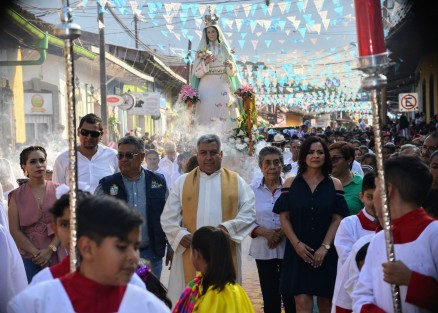 El alcalde Mario A. Chama Díaz, el párroco de la iglesia así como la presidenta del DIF municipal Mara Chama Villa participaron de las fiestas patronales  en honor a la Virgen de la Asunción de Nuestra Señora.