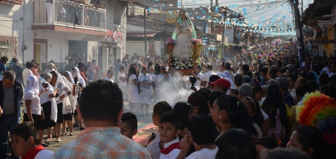Hoy fue bajado el arco de más de dos toneladas el cual en compañía de danzantes y feligreses es colocado en la iglesia principal del municipio.