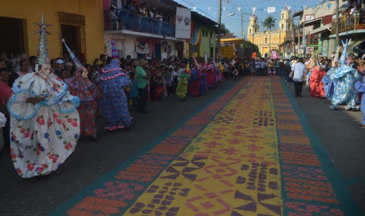 Hoy fue bajado el arco de más de dos toneladas el cual en compañía de danzantes y feligreses es colocado en la iglesia principal del municipio.