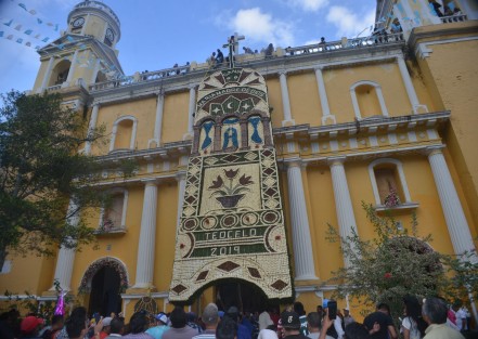 Hoy fue bajado el arco de más de dos toneladas el cual en compañía de danzantes y feligreses es colocado en la iglesia principal del municipio.