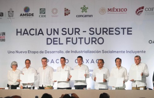 El Gobierno de Veracruz firmó el Pacto Oaxaca. Hacia un Sur-Sureste del Futuro, en el que participan Oaxaca, Campeche, Chiapas, Guerrero, Puebla, Quintana Roo, Tabasco y Yucatán para la integración y desarrollo industrial, económico, urbano, rural y social de la región.