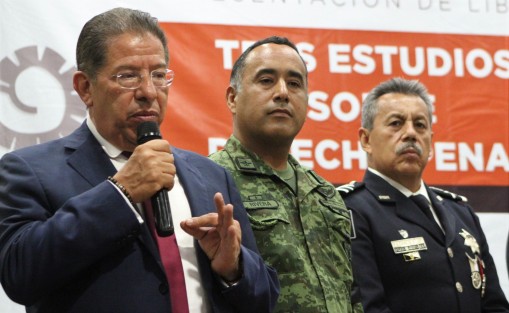 Uno de los temas más sentidos en nuestro país y nuestro Estado es el fortalecimiento de la seguridad, la cual se logrará no sólo a través de la Guardia Nacional, sino sobre todo con la unidad de la sociedad, aseguró el presidente del H. Congreso del Estado, José Manuel Pozos Castro, durante la presentación del libro Tres estudios sobre Derecho Penal, del autor Raúl Iruegas Álvarez.  