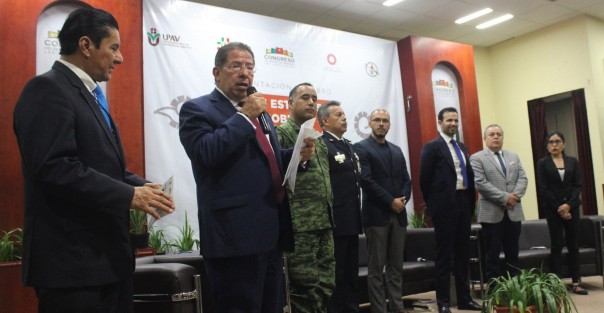 Uno de los temas más sentidos en nuestro país y nuestro Estado es el fortalecimiento de la seguridad, la cual se logrará no sólo a través de la Guardia Nacional, sino sobre todo con la unidad de la sociedad, aseguró el presidente del H. Congreso del Estado, José Manuel Pozos Castro, durante la presentación del libro Tres estudios sobre Derecho Penal, del autor Raúl Iruegas Álvarez.  