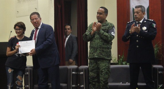 Al lado de las autoridades que integraron el presidium, en el auditorio Sebastián Lerdo de Tejada del recinto legislativo, el diputado José Manuel Pozos, entregó reconocimientos a participantes del foro Retos y perspectivas de la Policía de la Guardia Nacional y proyección ciudadana, impartido en este mismo lugar el pasado 9 de febrero. 