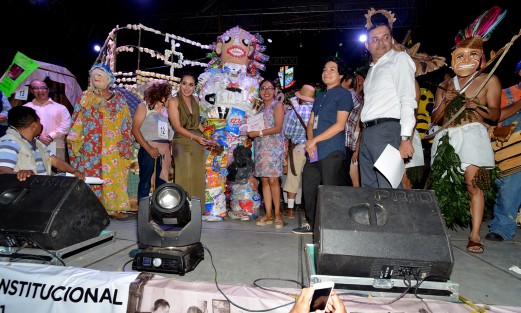 El Alcalde Mario A. Chama, la Síndica Municipal Zayra del Carmen Martínez y la Presidenta del DIF Mara Chama acompañada del Jurado Calificador entregaron premios y reconocimientos a los ganadores de cada categoría.