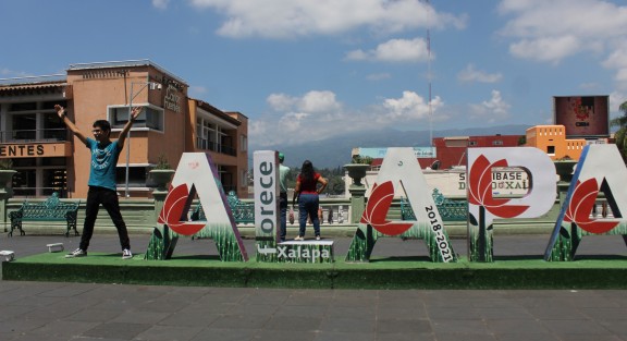 Ni tardos ni perezosos algunas personas X se integraron como voluntarios para que el nombre de la capital luzca completo. 