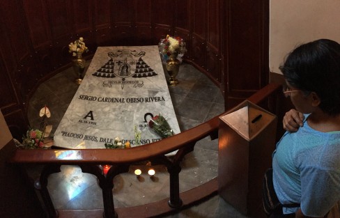 A unos días de ser sepultado el Cardenal Sergio Obeso, gran cantidad de feligreses visitan su tumba en la Catedral de Xalapa. 