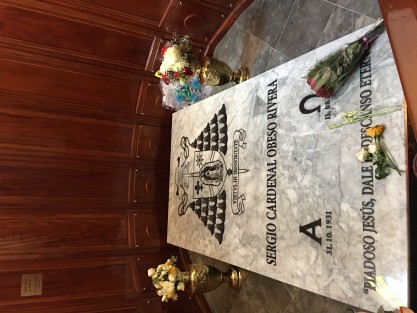 A unos días de ser sepultado el Cardenal Sergio Obeso, gran cantidad de feligreses visitan su tumba en la Catedral de Xalapa. 