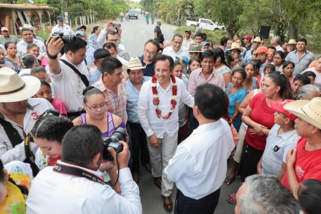 Con una inversión de 5 mil millones de pesos el Gobierno del Estado construye 500 obras en beneficio de los veracruzanos, afirmó el gobernador Cuitláhuac García Jiménez durante la inauguración de la rehabilitación del tramo carretero Puente El Remolino-Pueblillo-La Isla-Paso del Correo, en Papantla.