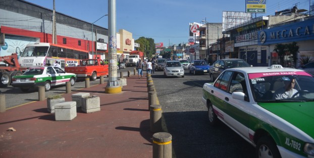 Ante la falta de difusión por parte del ayuntamiento de Xalapa, reinó la confusión y el caos en el inicio de trabajos de la repavimentación de la calle Revolución.  |