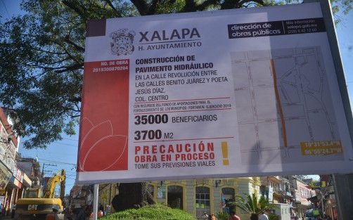 Este viernes iniciaron los trabajos de repavimentación en la destruida avenida Revolución del Centro de Xalapa. Para tratar de hacer menores las afectaciones a peatones y vehículos, la circulación en la avenida Clavijero se cambió hacia 20 de Noviembre. Los vehículos que bajaban por Clavijero, ahora deberán hacerlo por Lucio. 