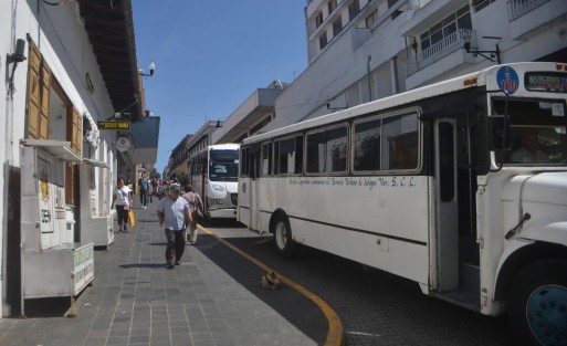 Este viernes iniciaron los trabajos de repavimentación en la destruida avenida Revolución del Centro de Xalapa. Para tratar de hacer menores las afectaciones a peatones y vehículos, la circulación en la avenida Clavijero se cambió hacia 20 de Noviembre. Los vehículos que bajaban por Clavijero, ahora deberán hacerlo por Lucio. 