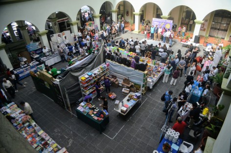 Para las personas que aún no han comprado los útiles de regreso a clases, hoy autoridades municipales inauguraron una mini feria en el patio central de Palacio Municipal, donde podrían adquirir sus productos.  