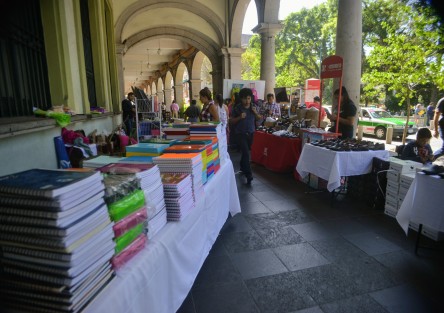 Para las personas que aún no han comprado los útiles de regreso a clases, hoy autoridades municipales inauguraron una mini feria en el patio central de Palacio Municipal, donde podrían adquirir sus productos.  