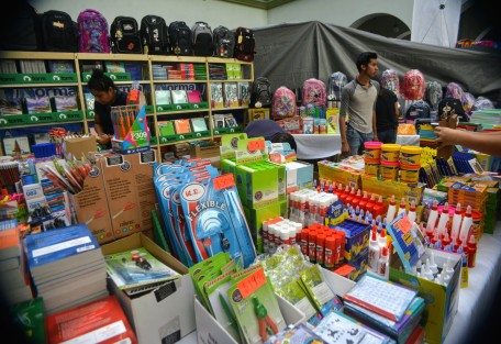 Para las personas que aún no han comprado los útiles de regreso a clases, hoy autoridades municipales inauguraron una mini feria en el patio central de Palacio Municipal, donde podrían adquirir sus productos.  