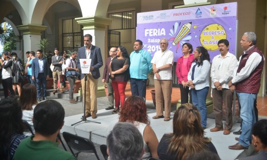 Para las personas que aún no han comprado los útiles de regreso a clases, hoy autoridades municipales inauguraron una mini feria en el patio central de Palacio Municipal, donde podrían adquirir sus productos.  