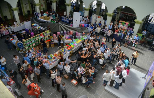 Para las personas que aún no han comprado los útiles de regreso a clases, hoy autoridades municipales inauguraron una mini feria en el patio central de Palacio Municipal, donde podrían adquirir sus productos.  