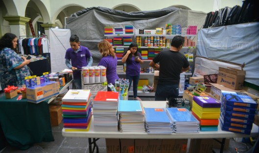 Para las personas que aún no han comprado los útiles de regreso a clases, hoy autoridades municipales inauguraron una mini feria en el patio central de Palacio Municipal, donde podrían adquirir sus productos.  