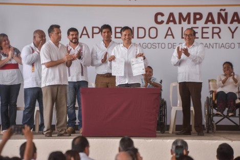 A quien le han negado el acceso a la educación también lo privaron de otros derechos, por eso, el gobierno de la Cuarta Transformación viene a resarcir ese daño; destacó el gobernador Cuitláhuac García Jiménez al presentar el programa Aprendo a leer y escribir, en la región de Los Tuxtlas.