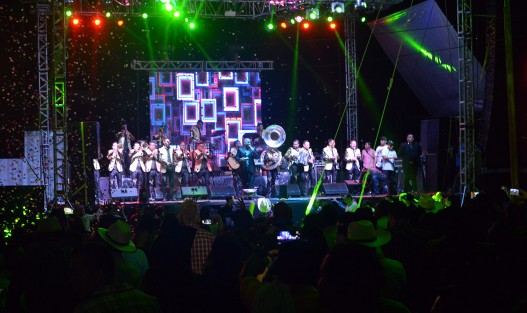 En el marco de la fiesta patronal en honor a la Asunción de nuestra Señora en Teocelo, cientos de personas se dieron cita para disfrutar del espectáculo del cantante internacional Lupillo Rivera.