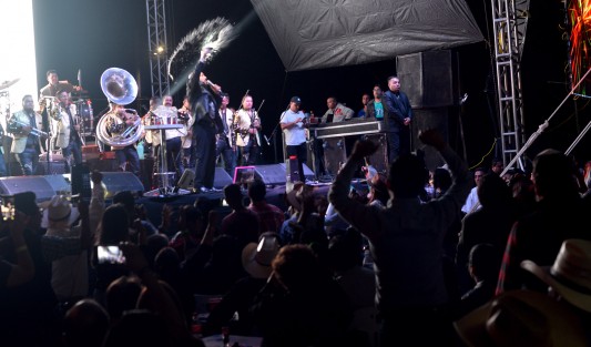 En el marco de la fiesta patronal en honor a la Asunción de nuestra Señora en Teocelo, cientos de personas se dieron cita para disfrutar del espectáculo del cantante internacional Lupillo Rivera.