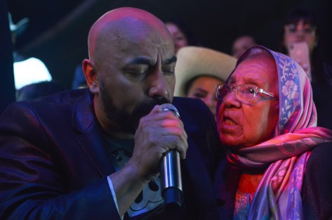 Por más de dos horas los habitantes de Teocelo y la región cantaron y bailaron las canciones de Lupillo, quien en un gesto de amabilidad,  bajó del escenario para cantarle a una señora de  más de 80 años.