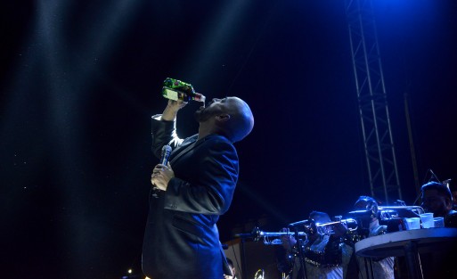 Por más de dos horas los habitantes de Teocelo y la región cantaron y bailaron las canciones de Lupillo, quien en un gesto de amabilidad,  bajó del escenario para cantarle a una señora de  más de 80 años.