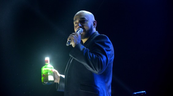 Por más de dos horas los habitantes de Teocelo y la región cantaron y bailaron las canciones de Lupillo, quien en un gesto de amabilidad,  bajó del escenario para cantarle a una señora de  más de 80 años.