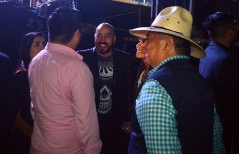 En el marco de la fiesta patronal en honor a la Asunción de nuestra Señora en Teocelo, cientos de personas se dieron cita para disfrutar del espectáculo del cantante internacional Lupillo Rivera. 
