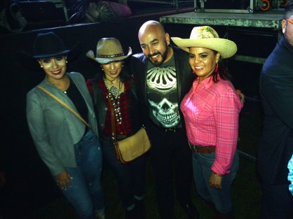 En el marco de la fiesta patronal en honor a la Asunción de nuestra Señora en Teocelo, cientos de personas se dieron cita para disfrutar del espectáculo del cantante internacional Lupillo Rivera. 