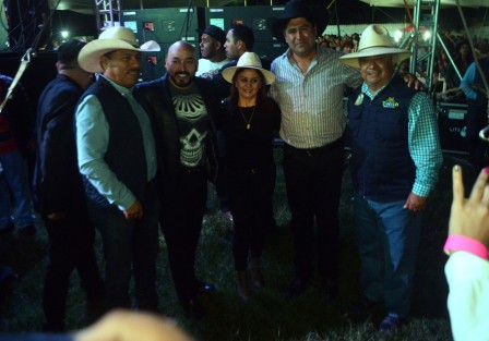 En el marco de la fiesta patronal en honor a la Asunción de nuestra Señora en Teocelo, cientos de personas se dieron cita para disfrutar del espectáculo del cantante internacional Lupillo Rivera. 