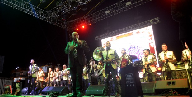 En el marco de la fiesta patronal en honor a la Asunción de nuestra Señora en Teocelo, cientos de personas se dieron cita para disfrutar del espectáculo del cantante internacional Lupillo Rivera. 