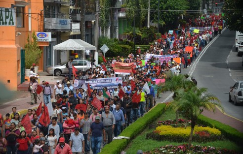 Cientos de antorchistas marcharon por varias calles de la ciudad Xalapa abonando al caos vial que se vive en el centro de la capital. Las peticiones, las mismas de siempre; obras para las colonias ocupadas ilegalmente.  